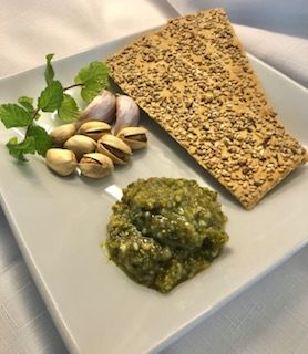 Crackers with pesto and pistachios